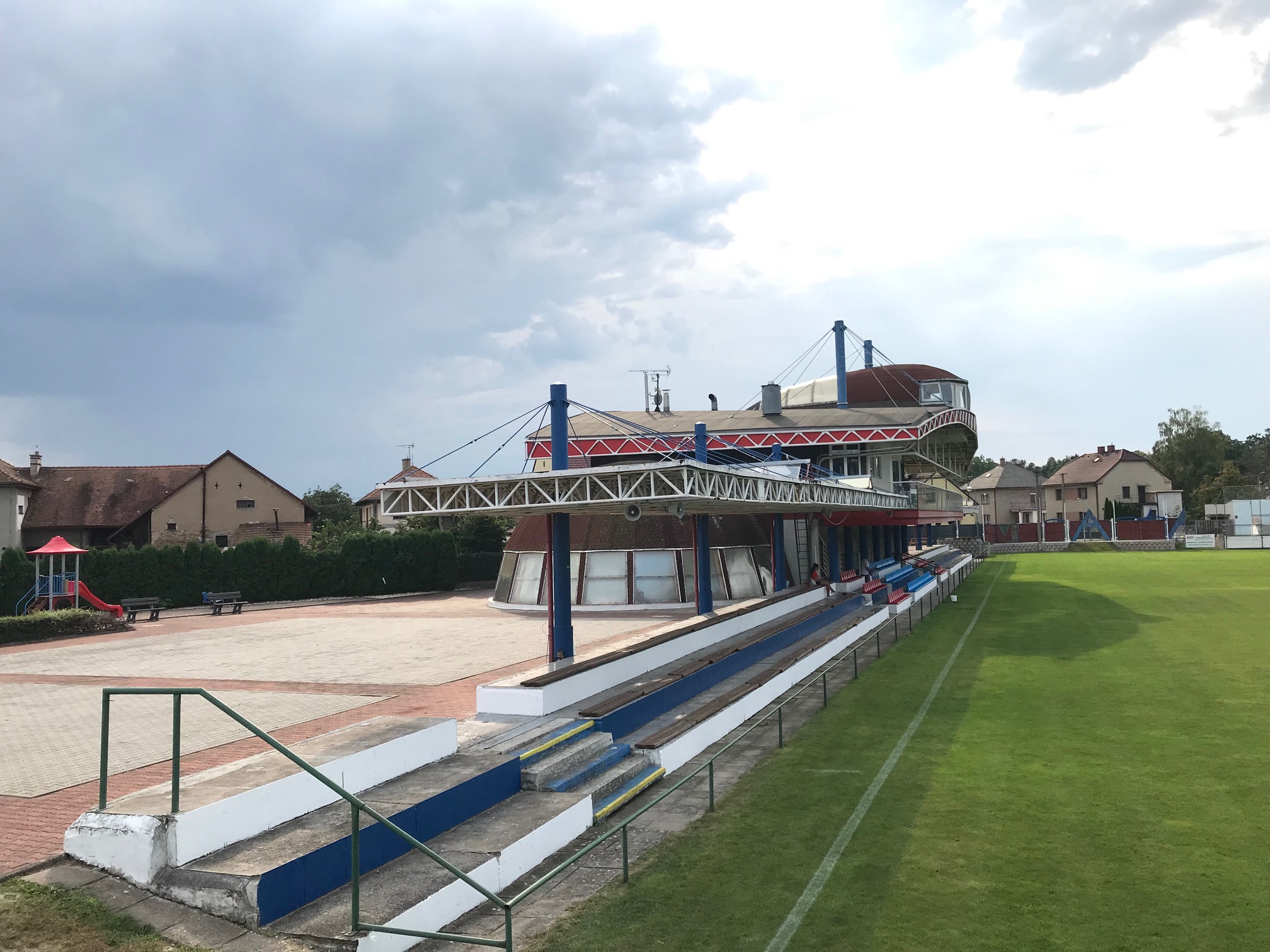 Famózní architektura tribuny v Lázních Bohdaneč.