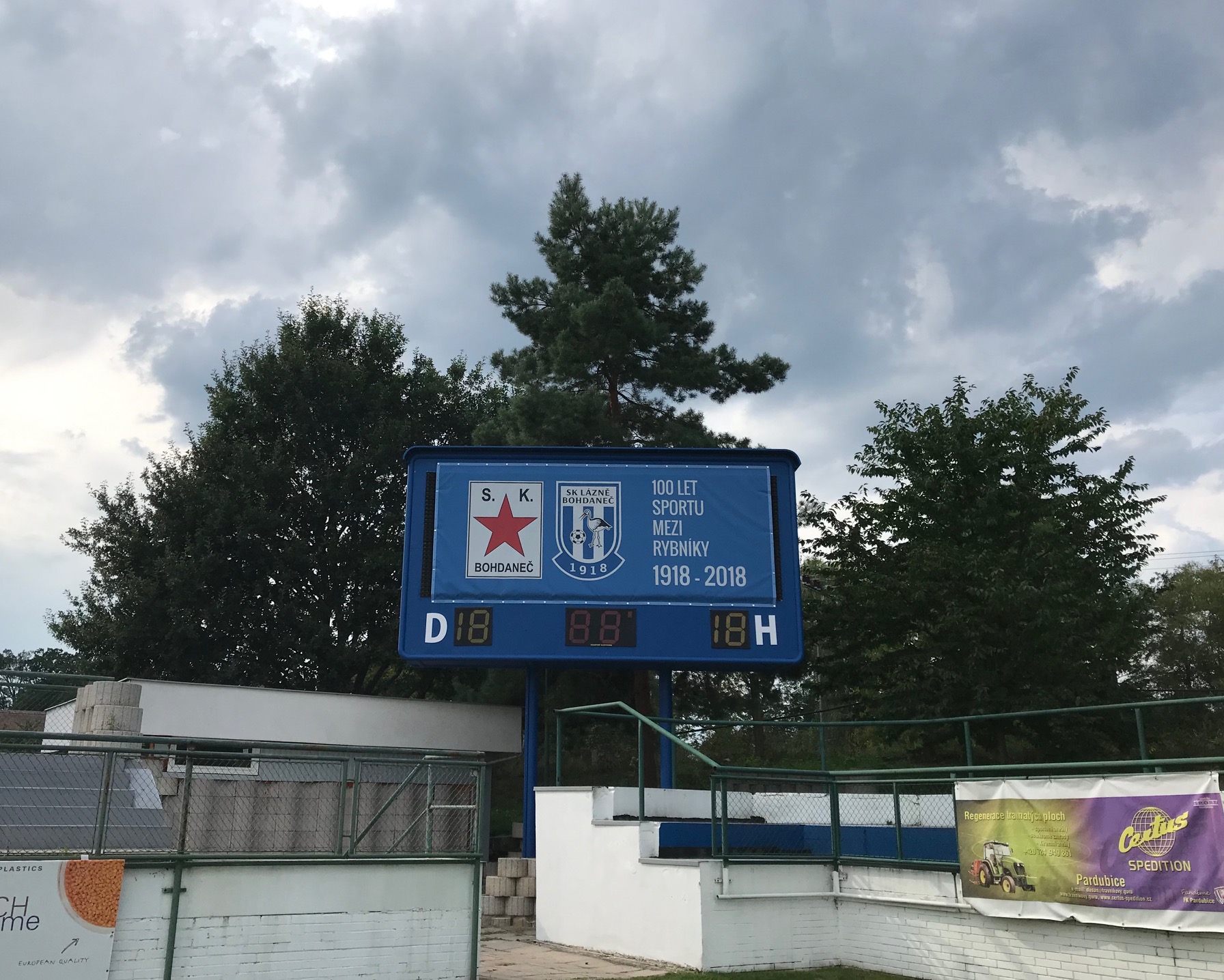 Po skončení duelu na této tabuli svítil pro domácí nepříznivý stav.